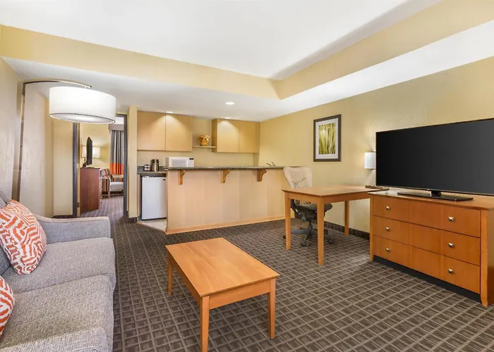 Western Thunderbird Hotel 3*