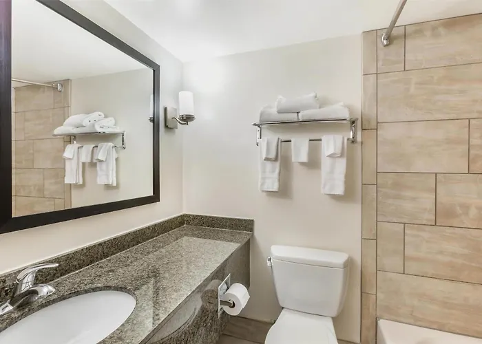 Western Thunderbird Hotel 3*