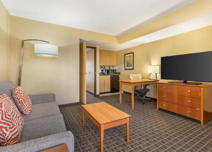 Western Thunderbird Hotel 3*